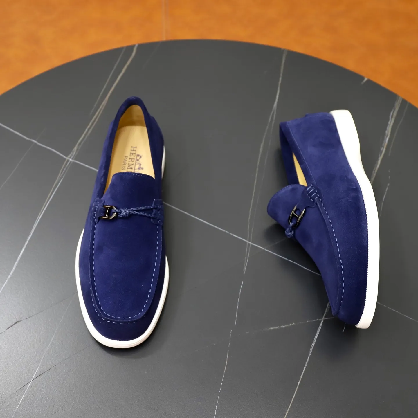 Ex-factory price: 540💰Hermès/Hermès slip-on men's shoes. This shoe is made of imported cow suede leather, with simple and smooth lines, and a 3CM rubber foam ultra-light sole combined with aerodynamic design! Youthful and fashionable, H button decoration, contrasting leather embellishment on the heel, calf lining to gently wrap your feet, with embossed logo cowhide feet, leather rock strips, casual and urban style, highlighting youthful vitality, sports and leisure version, super versatile Size number: 38-39-40-41-42-43-44 Standard leather shoe size (45 can be customized but does not support returns)